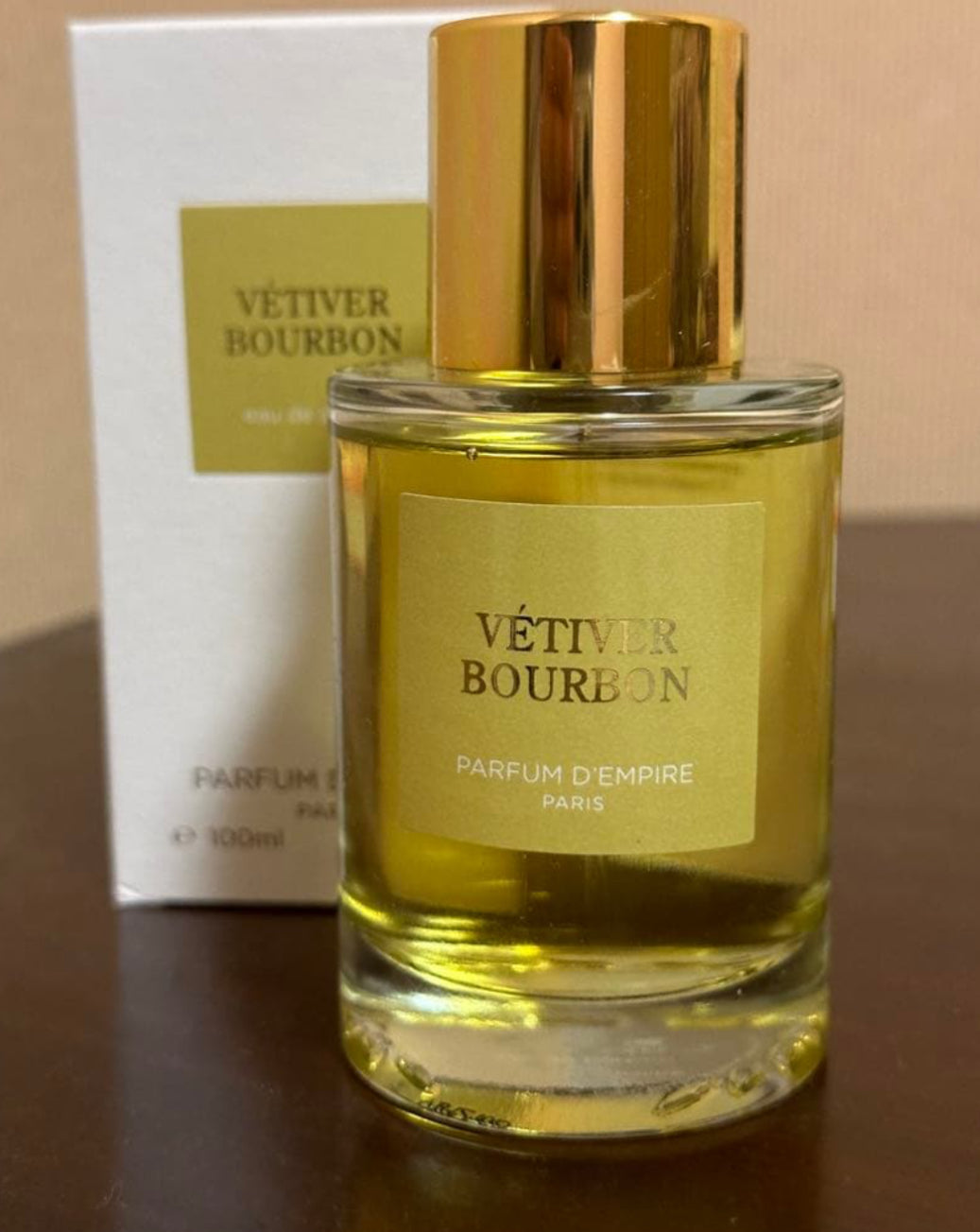 Parfum d’Empire – Vetiver Bourbon
/ edp / Egy illat, amely a föld mély lélegzetét idézi – elegáns, természetes és végtelenül férfias.